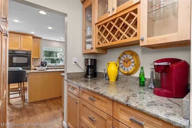 5439 Deerfield Village Drive, West Bloomfield, MI 48322