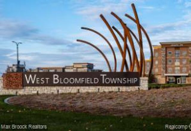 5439 Deerfield Village Drive, West Bloomfield, MI 48322