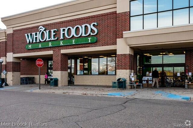 5439 Deerfield Village Drive, West Bloomfield, MI 48322
