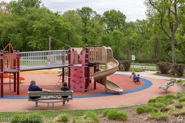 5439 Deerfield Village Drive, West Bloomfield, MI 48322