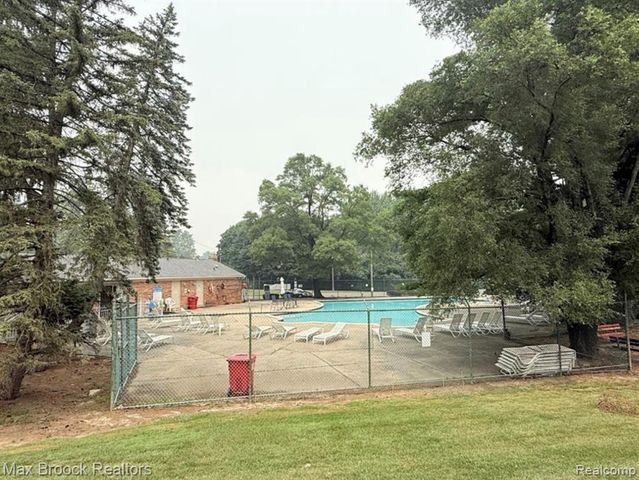5439 Deerfield Village Drive, West Bloomfield, MI 48322