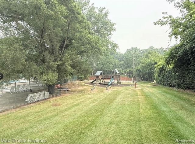 5439 Deerfield Village Drive, West Bloomfield, MI 48322