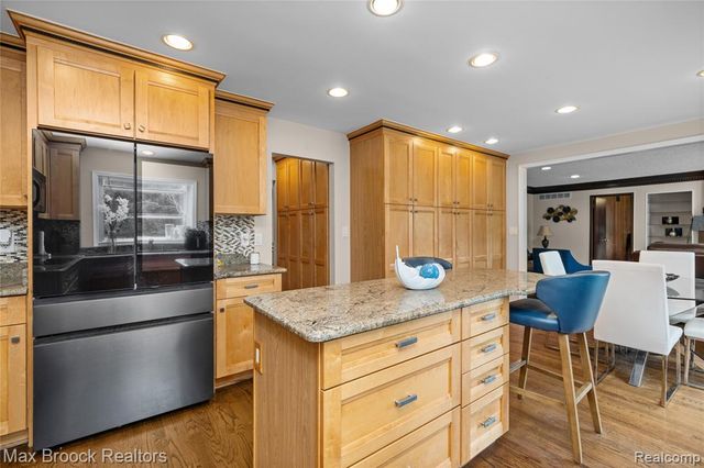 5439 Deerfield Village Drive, West Bloomfield, MI 48322