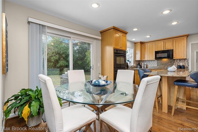 5439 Deerfield Village Drive, West Bloomfield, MI 48322