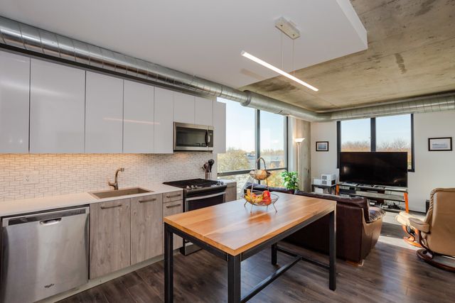 1714 W Roscoe Street 409, Chicago, IL 60657