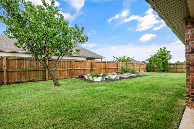 952 Stone Street, Cave Springs, AR 72718