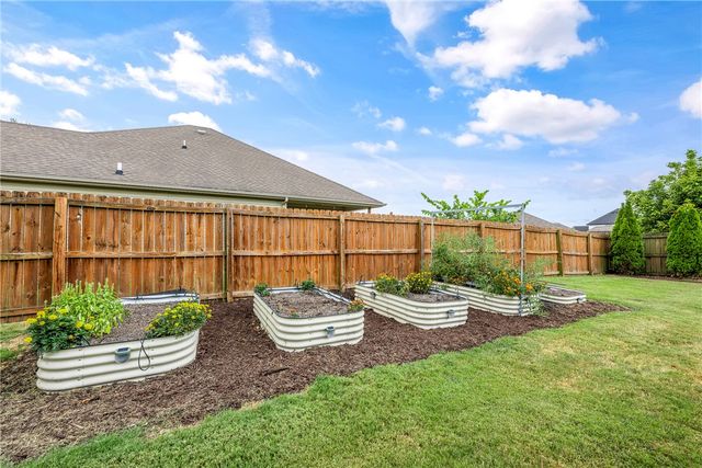 952 Stone Street, Cave Springs, AR 72718