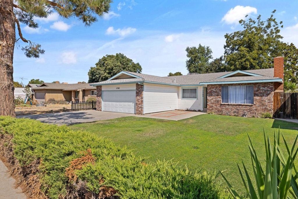1700 W La Vida Avenue, Visalia, CA 93277