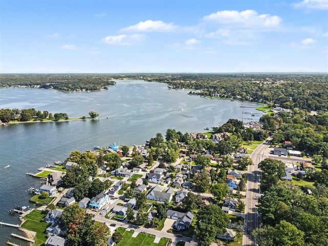 565 Grove Avenue, Holland, MI 49423