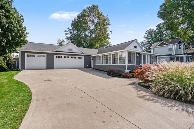 565 Grove Avenue, Holland, MI 49423