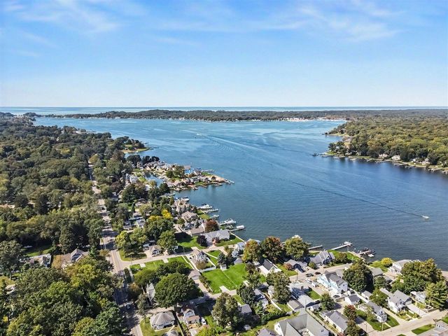 565 Grove Avenue, Holland, MI 49423