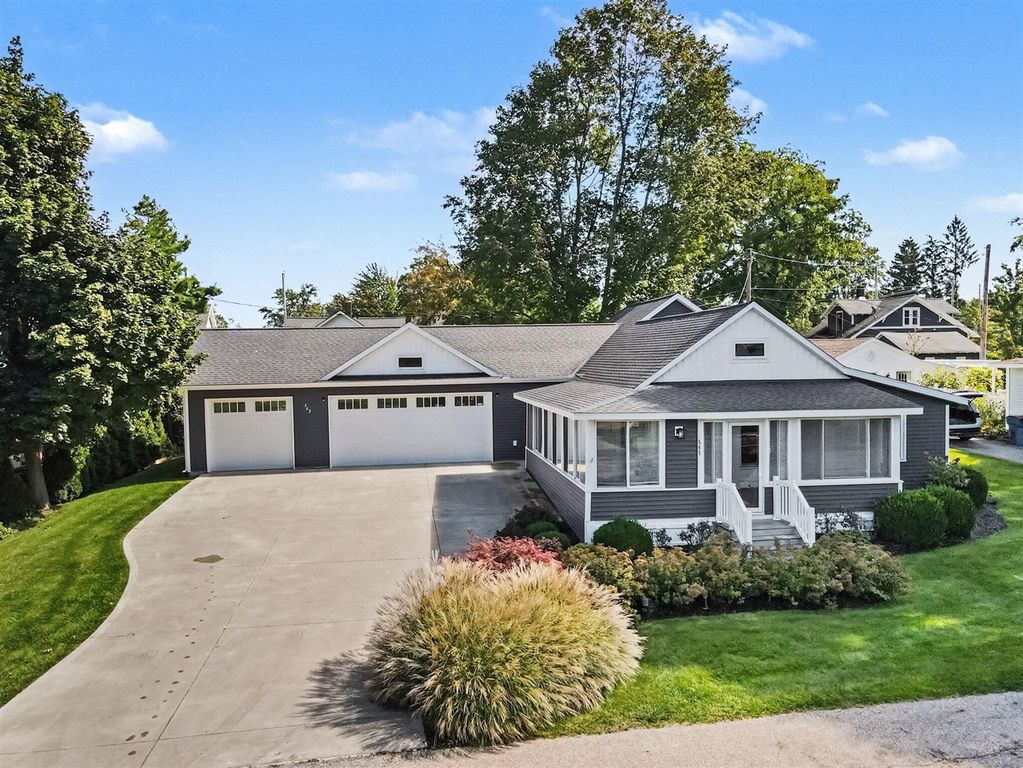 565 Grove Avenue, Holland, MI 49423