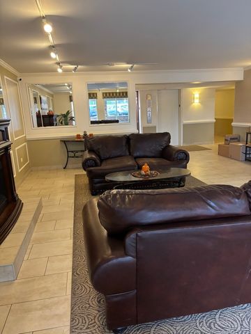 841 N York Street 129, Elmhurst, IL 60126