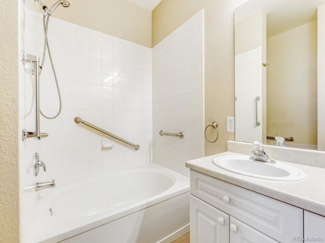 8369 S Independence Circle 101, Littleton, CO 80128