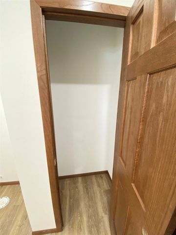 909 W 13th Street, Vinton, IA 52349