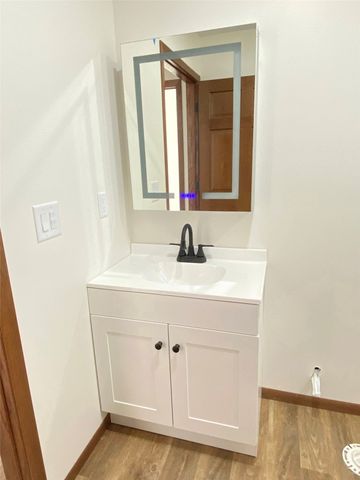 909 W 13th Street, Vinton, IA 52349