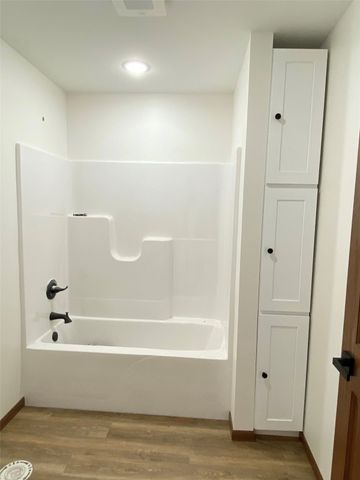 909 W 13th Street, Vinton, IA 52349