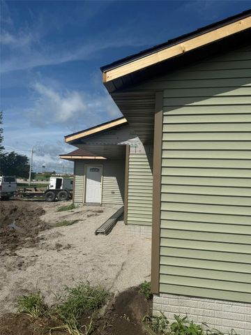 909 W 13th Street, Vinton, IA 52349