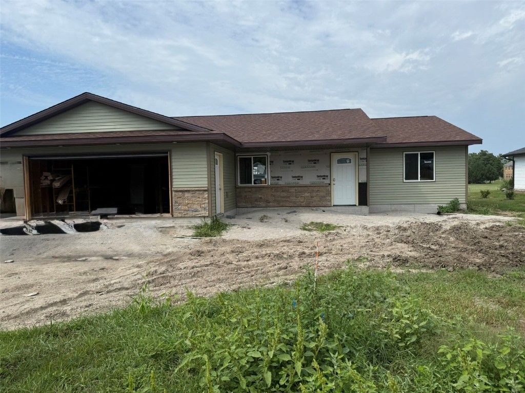 909 W 13th Street, Vinton, IA 52349