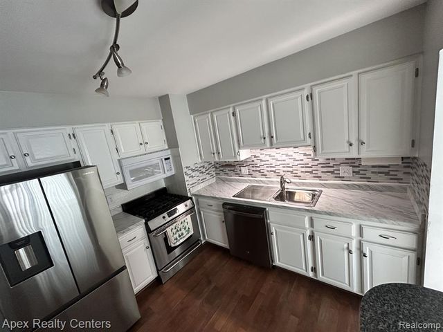41682 Bedford Drive, Canton, MI 48187