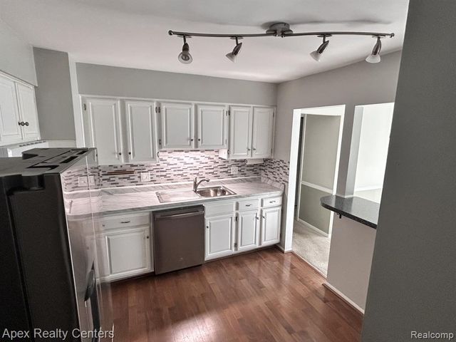 41682 Bedford Drive, Canton, MI 48187