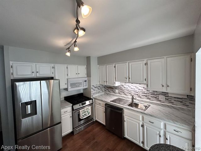 41682 Bedford Drive, Canton, MI 48187