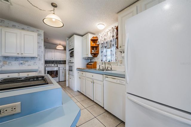 6827 S LAKE HENRY DRIVE NE, Winter Haven, FL 33881