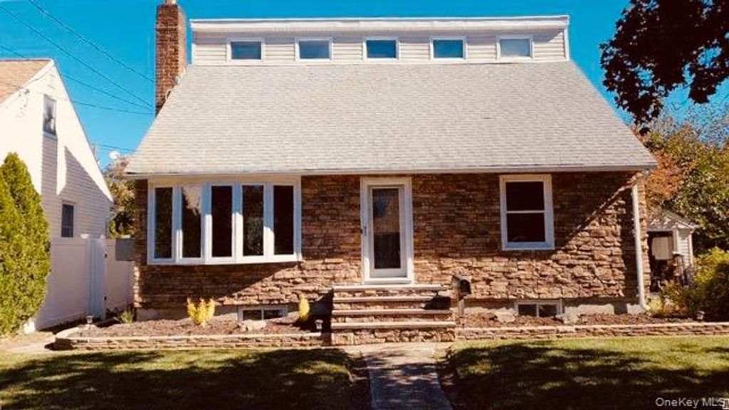 77 Lynton Road, Albertson, NY 11507