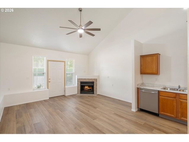 2879 Ne DIVISION St, Gresham, OR 97030