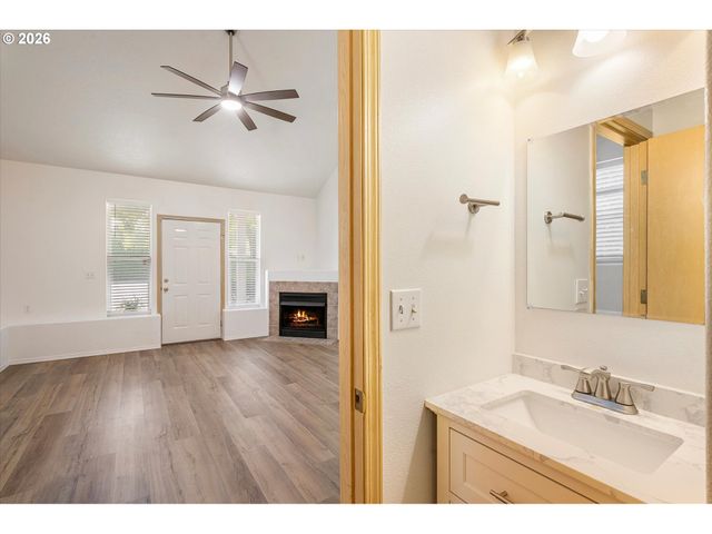 2879 Ne DIVISION St, Gresham, OR 97030