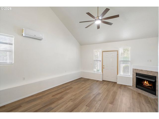 2879 Ne DIVISION St, Gresham, OR 97030