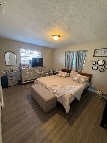 2411 Wiley St, Hollywood, FL 33020