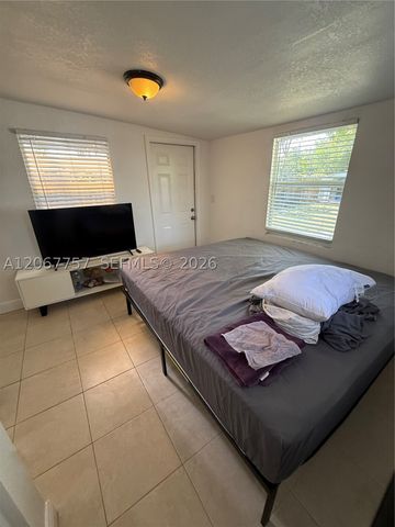 2411 Wiley St, Hollywood, FL 33020