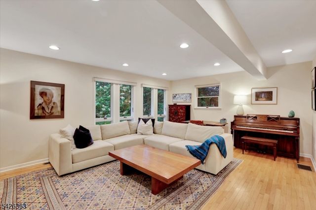 10 Crestview Dr, Hopewell Twp., NJ 08525