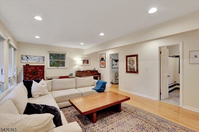 10 Crestview Dr, Hopewell Twp., NJ 08525