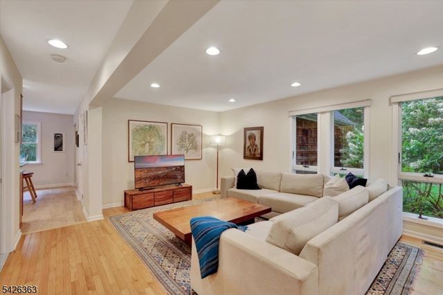 10 Crestview Dr, Hopewell Twp., NJ 08525