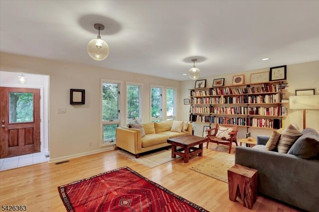 10 Crestview Dr, Hopewell Twp., NJ 08525