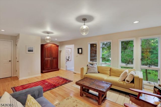 10 Crestview Dr, Hopewell Twp., NJ 08525