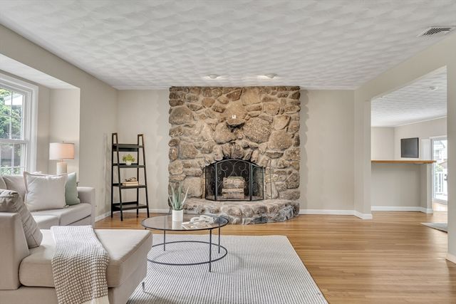 3 Cathy Rd, Burlington, MA 01803