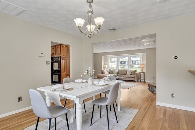 3 Cathy Rd, Burlington, MA 01803