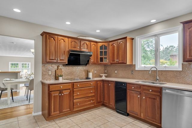 3 Cathy Rd, Burlington, MA 01803