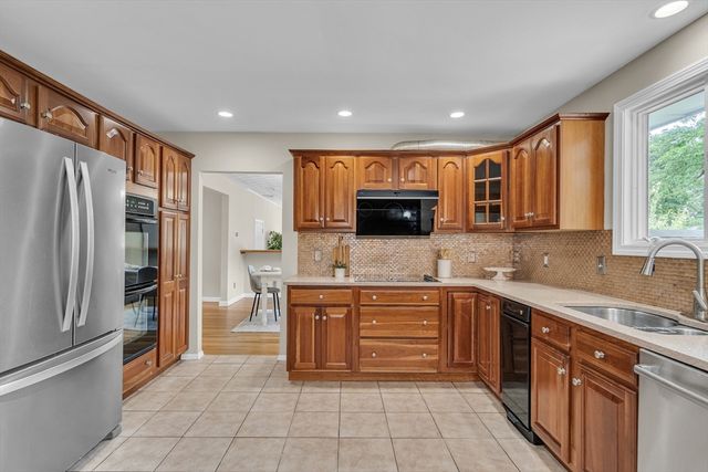 3 Cathy Rd, Burlington, MA 01803
