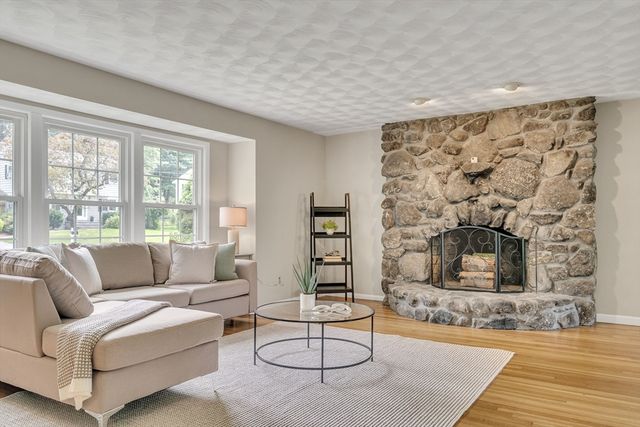 3 Cathy Rd, Burlington, MA 01803