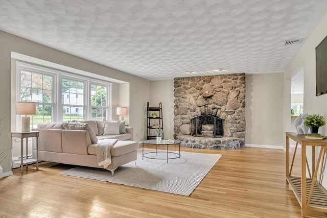 3 Cathy Rd, Burlington, MA 01803