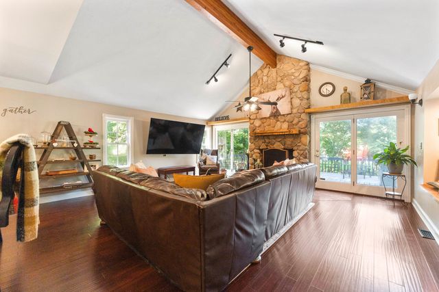 1330 W Park Avenue, Libertyville, IL 60048