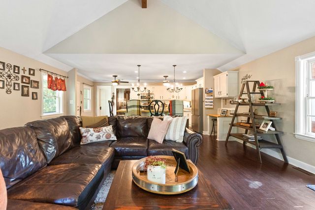 1330 W Park Avenue, Libertyville, IL 60048