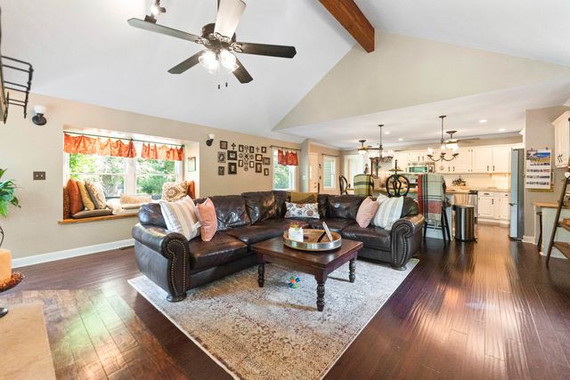 1330 W Park Avenue, Libertyville, IL 60048