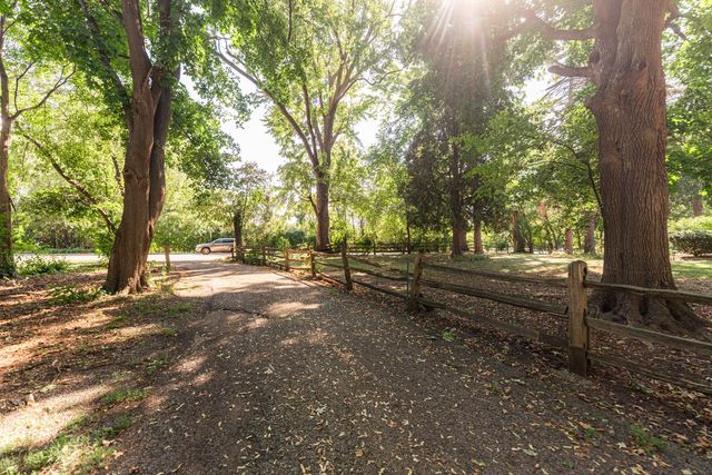 1330 W Park Avenue, Libertyville, IL 60048