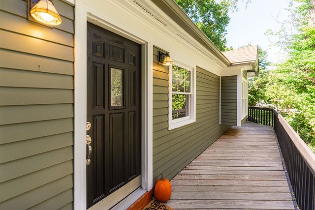 1330 W Park Avenue, Libertyville, IL 60048