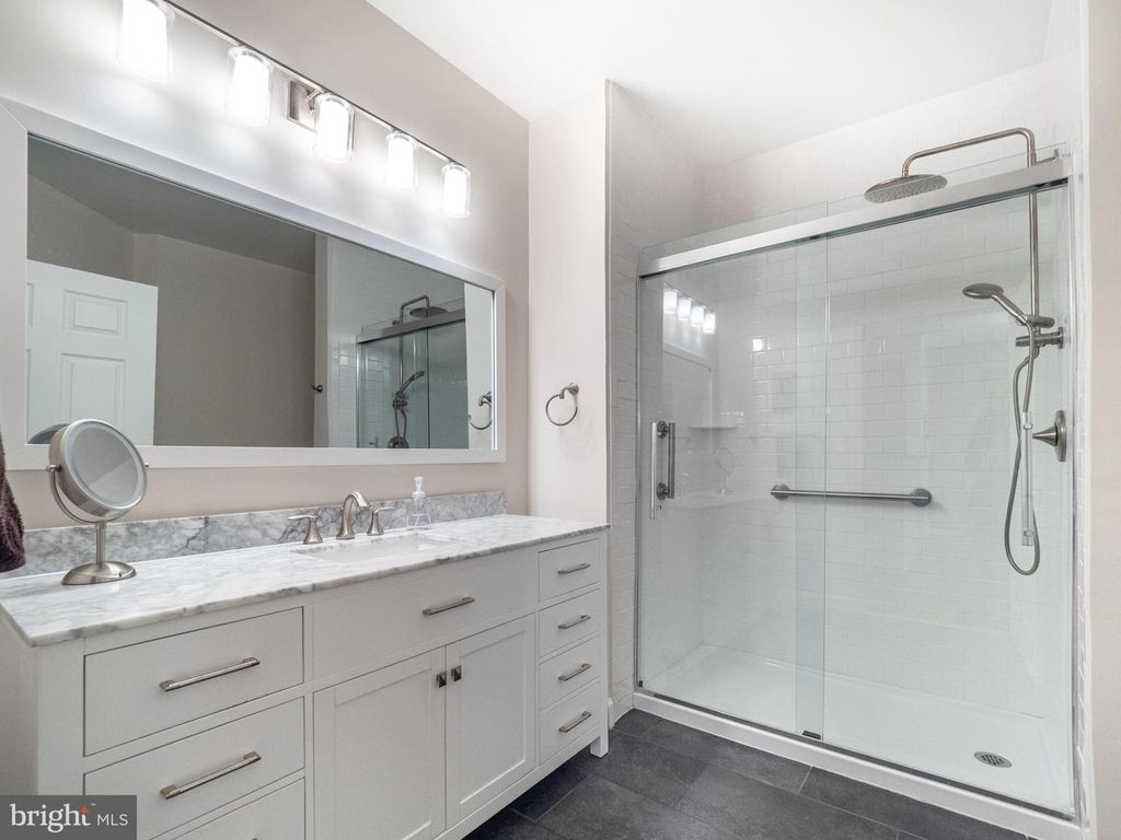 Image 14 of property listing at 311 HIGH GABLES DR #401, Gaithersburg, MD 20878